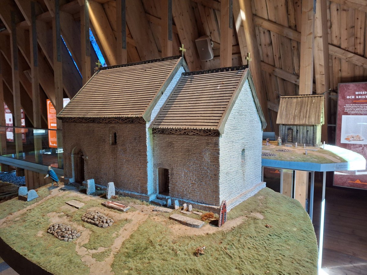 Täällä käydään Arn Magnussonin jäljillä, mutta me kävimme muuten ja ihastuimme. Historia on kiehtovaa #varnhem #arn #ruotsi #matkablogi #roadtrip  sikseskiva.blogspot.com/2024/09/varnhe…