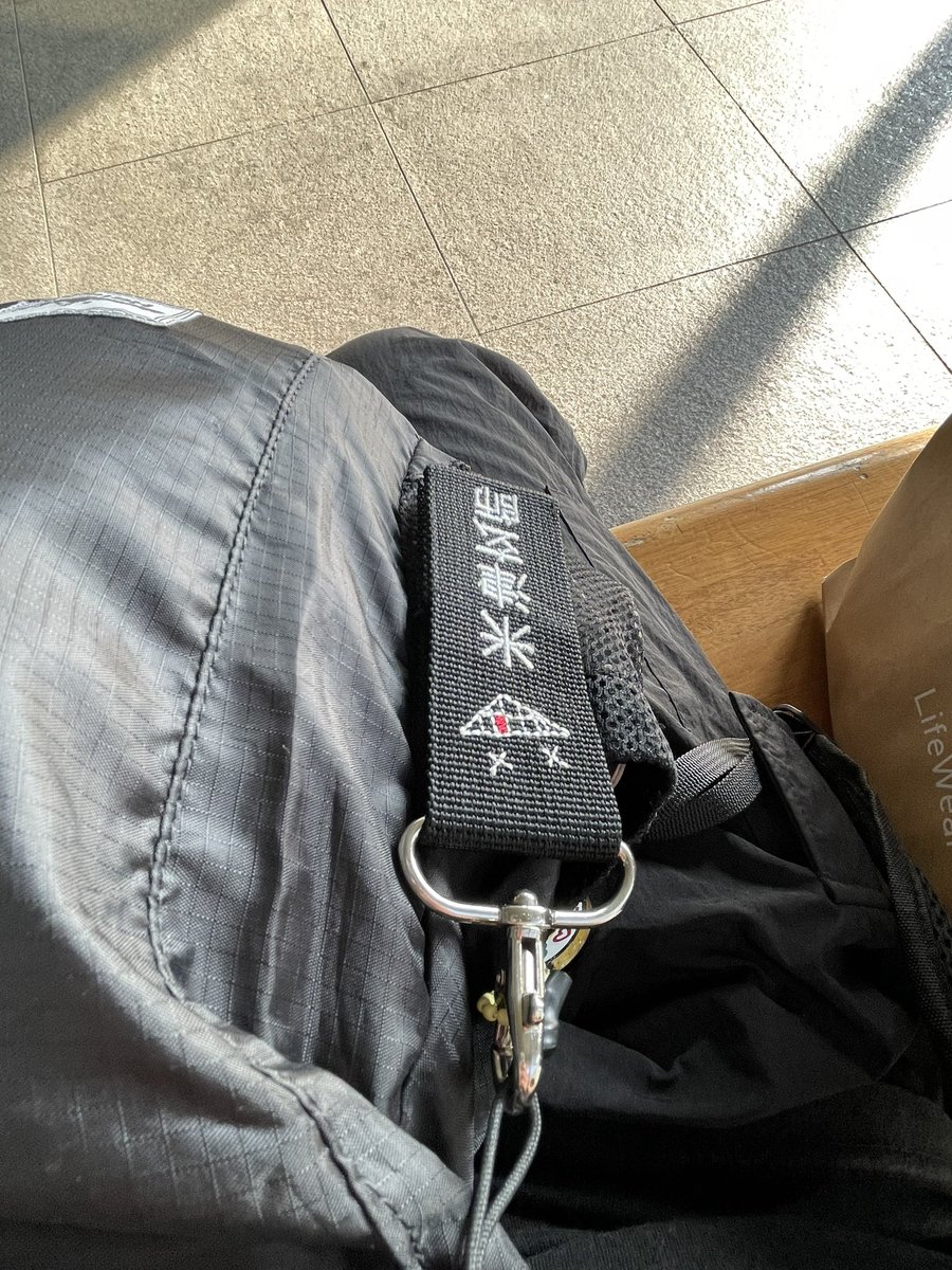 이거달고 줄 서있으니까 뒤에 일본인들이 요네즈켄시,, 하고 속삭임