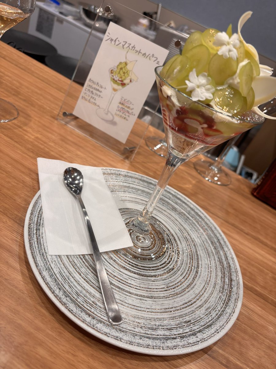 minapanda_'s tweet photo. 出会って気づけば10年以上、、ゆーちゃんのおかげで出会えた大切なCREWの友達がやってるオシャレなお店🍨
ぜひ行ってみてください🌻イラストもCREWの友達が描いてるの🫶素敵な出会いに感謝🙏

 #遊助15周年夏の大阪
#遊助
#上地雄輔
#あおいそら
#デザート屋
#滋賀
#草津 https://t.co/DFfRdKifNs
