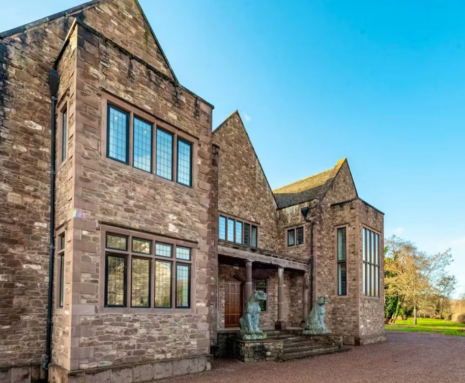 TheHolidayCots's tweet image. Experience a holiday fit for royalty at a splendid baroque Manor House on the banks of the River Monnow!

🛏️ Sleeps 1-24
theholidaycottages.co.uk/Monmouthshire/… 

#TheManorOnTheMonnow #Monmouthshire #RiverMonnow #WyeValley #ForestOfDean #FamilyGetaway #Wales #GamesRoom #TableFootball #BBQ