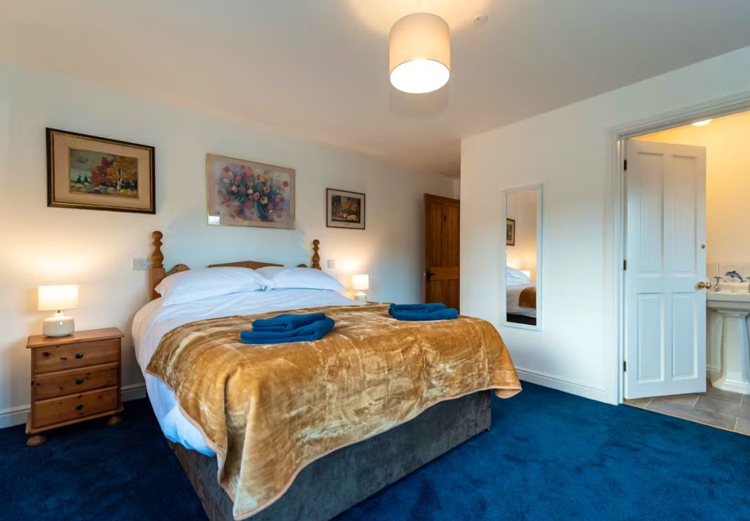 TheHolidayCots's tweet image. Experience a holiday fit for royalty at a splendid baroque Manor House on the banks of the River Monnow!

🛏️ Sleeps 1-24
theholidaycottages.co.uk/Monmouthshire/… 

#TheManorOnTheMonnow #Monmouthshire #RiverMonnow #WyeValley #ForestOfDean #FamilyGetaway #Wales #GamesRoom #TableFootball #BBQ
