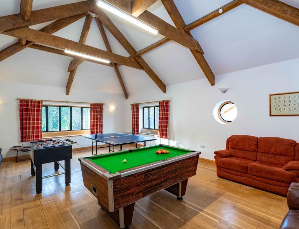 TheHolidayCots's tweet image. Experience a holiday fit for royalty at a splendid baroque Manor House on the banks of the River Monnow!

🛏️ Sleeps 1-24
theholidaycottages.co.uk/Monmouthshire/… 

#TheManorOnTheMonnow #Monmouthshire #RiverMonnow #WyeValley #ForestOfDean #FamilyGetaway #Wales #GamesRoom #TableFootball #BBQ