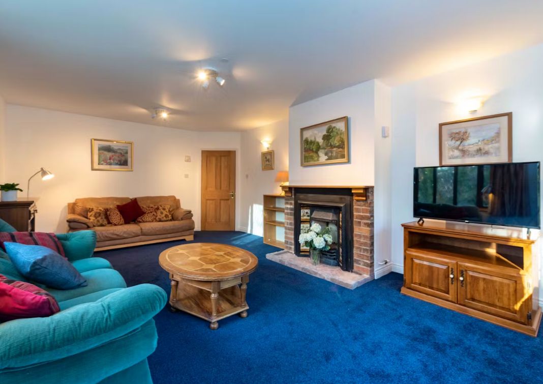 TheHolidayCots's tweet image. Experience a holiday fit for royalty at a splendid baroque Manor House on the banks of the River Monnow!

🛏️ Sleeps 1-24
theholidaycottages.co.uk/Monmouthshire/… 

#TheManorOnTheMonnow #Monmouthshire #RiverMonnow #WyeValley #ForestOfDean #FamilyGetaway #Wales #GamesRoom #TableFootball #BBQ