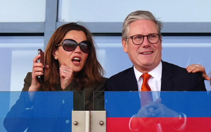 daveatherton's tweet photo. There is something sleazy about people ingratiating themselves by spending £18,685 on work clothes & glasses on Sir @Keir_Starmer & his wife. His wife also had a personal shopper. 

He then failed to declare it. 

But donor Lord Alli did get a security pass to Downing Street.
https://t.co/ioT8AykCWy