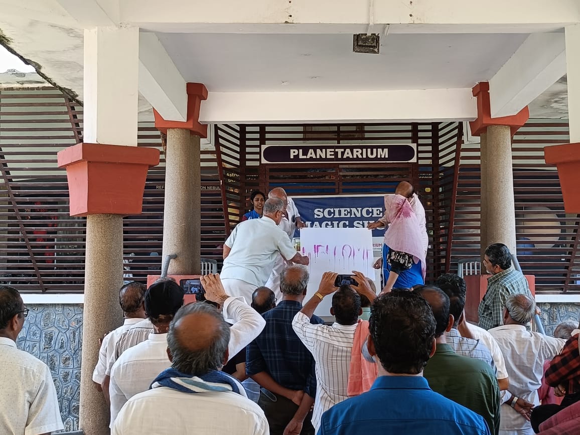rscpcalicut's tweet image. Glimpses from the Science Show Organised for the Senior citizens by @rscpcalicut a unit of @ncsmgoi 
@vismuseum @PMOIndia  @MinOfCultureGoI 
#Sciencedemonstrationlecture #Physics #Chemistry