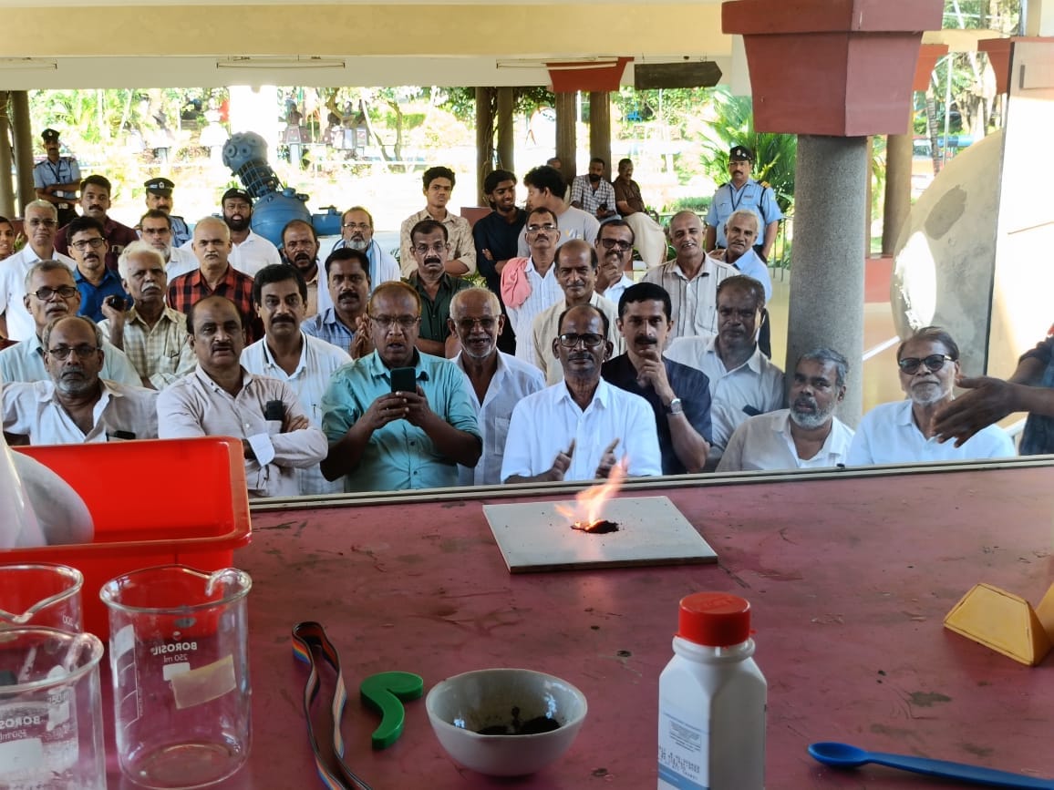rscpcalicut's tweet image. Glimpses from the Science Show Organised for the Senior citizens by @rscpcalicut a unit of @ncsmgoi 
@vismuseum @PMOIndia  @MinOfCultureGoI 
#Sciencedemonstrationlecture #Physics #Chemistry