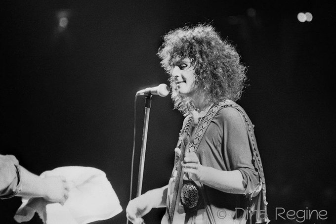 jackellyreed's tweet image. MARC  BOLAN ~ T. Rex 1972
Sept. 14th   New York Academy of Music
🌟Marc reaching out to his fans ...
What a great gig this was.
Stunning main photo &amp;amp; top R shot by Dina Regine
Bottom R photo by Sukita during rehearsal.
 #marcbolan #TRex #kalmiyh @dinaregine