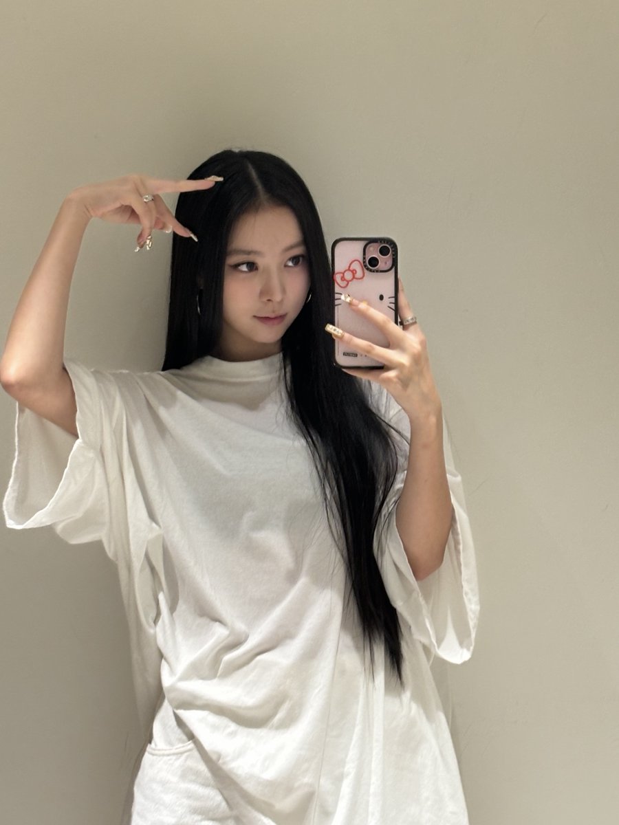 MEOVV_talk's tweet photo. 긴생머리 나린🐱
very demure, very mindful☁️

#MEOVV #미야오
#NARIN #나린 https://t.co/Vz2SGeX1iw