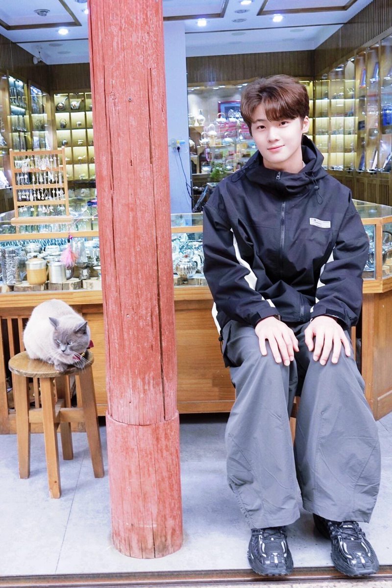 AlwaysYuGengyin's tweet photo. [20240915]RED updated
.
(1/2)
ผมเห็นทิวทัศน์ที่สวยงามที่สุดในลี่เจียง
เพราะว่าพี่หู่และพี่ซื่อ เลือกงานแต่งงานของพวกเขาในลี่เจียงที่พวกเขาเดทกันครั้งแรกเมื่อ 8 ปีที่แล้ว #YanYongqiang จาก #BlingBlingdeTime และผมจึงตัดสินใจไปที่ ลี่เจียงในครั้งน��้
เพลิดเพลินกับการหลีกหนีจากตัวเมื���งครึ่งวันสบายๆ เดินสบายๆ ในเมืองโบราณลี่เจียง ตามรอยพี่หู่ และพี่ซื่อในอดีต ดูเหมือนเรากำลังเดินทางผ่านกาลเวลาและอวกาศเพื่อเป็นสักขีพยานช่วงเวลาโรแมนติกของพวกเขาใน อดีตและอนาคต เดิมทีผมรู้สึกเสียใจที่มีเวลาเพียงครึ่งวันและไม่สามารถชื่นชมทิวทัศน์ของลี่เจียงได้อย่างเต็มที่
แต่ผมพบว่าการจัดงานแต่งงานของพวกเขาและการดูแลพวกเรานั้นเต็มไปด้วยความระมั��ระวัง ความรอบคอบ และความใส่ใจ... แม้แต่พี่น้องบางคนที่เราไม่เคยพบเจอก็ยังรู้จักเราจากปากของพี่หู่และพวกเราตลอดทางด้วย ได้รับการดูแลเอาใจใส่เสมือนเป็นน้องชายที่รู้จักกันมานาน
ขณะอวยพรพี่หู่และพี่ซื่อ ผมรู้สึกประหลาดใจที่ได้เห็นทิวทัศน์ที่สวยงามที่สุดในลี่เจียงในครั้งนี้ ซึ่งเป็นความสัมพันธ์ที่จริงใจที่สุดระหว่างทั้งสองและพี่น้อง ด้วยความจริงใจมาด้วยกัน แล้วโลกที่เธอเห็นจะไม่สวยงามได้อย่างไร?
ขอบคุณพี่หู่และพี่ซื่อที่ทำให้รู้สึกว่าความสุขสามารถโรแมนติก สวยงาม จริงใจและใจดีได้ การเผชิญหน้าทุกครั้งทำให้ผมรู้สึกมีคุณค่ามากขึ้นและผมต้องเป็นคนที่ดีขึ้น
โอ้ ไม่ เราทุกคนต้องเป็นคนที่ดีกว่านี้เท่านั้นครับ
.
©️俞更寅（二巡9/21长沙站）
🔗 https://t.co/NkfZzALbn4
#YUGENGYIN #俞更寅 #อ���ี๋เกิงหยิน