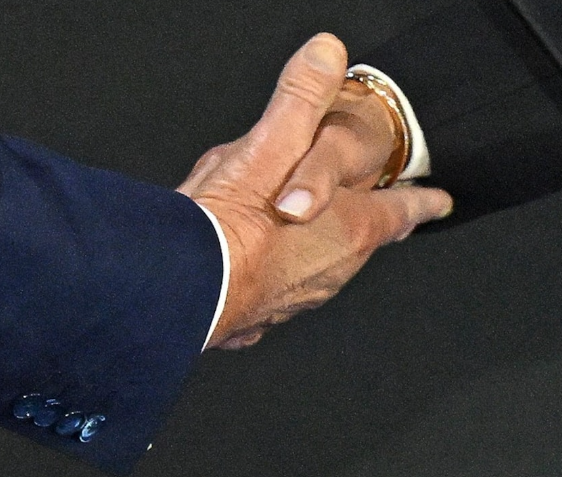 clabale's tweet photo. Democracy looks like a handshake @AFPphoto #InternationalDayOfDemocracy #KetteringFoundation @KetteringFdn https://t.co/YhQz3R30iB