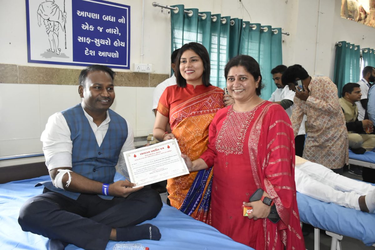 "Donate Blood, Save Lives"
માન.વડાપ્રધાનશ્રી નરેન્દ્રભાઈ મોદીજી ના જન્મદિવસ નિમિત્તે જીલ્લા વહીવટી તંત્ર દ્વારા GMERS જનરલ હોસ્પિટલ,વડનગરના સહયોગથી આયોજીત "વીસમા બ્લડ ડોનેશન" કેમ્પનું આયોજન કરવામાં આવ્યું.
<a href="/PMOIndia/">PMO India</a> <a href="/CMOGuj/">CMO Gujarat</a> <a href="/irushikeshpatel/">Rushikesh Patel</a>