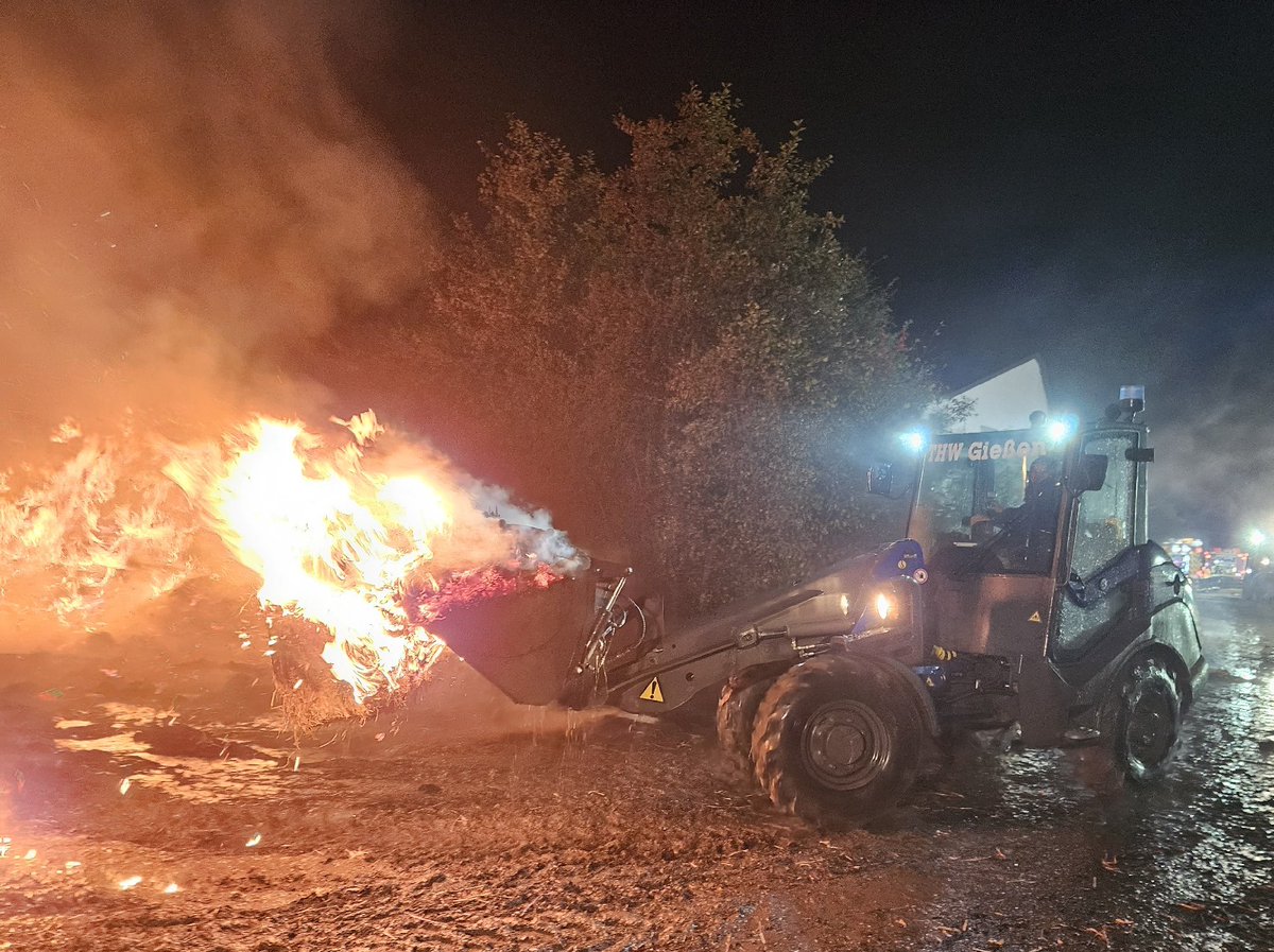 Einsatz für Radlader bei Heuballenbrand in Lollar dlvr.it/TDFpqZ