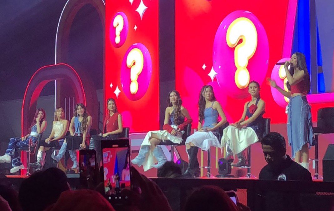 tausjnk's tweet photo. : “it’s just a picture, why are u teary-eyed?” 

the picture: 🥺 https://t.co/0J5qHhcjxW