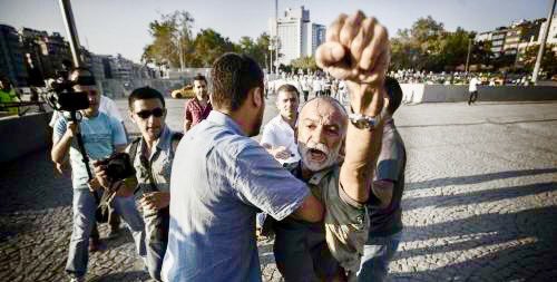 Fikriyle eylemiyle öncü, azmi, kararlılığı ve cesaretiyle örnek, her mücadeleye koşan bitmek bilmez gücüyle hep yanımızda, sevgili Haluk Abimizi, Haluk Ağabeyoğlu’nu kaybettik. Üzüntümüz büyük, mücadelesini mücadelemizde yaşatacağız.
#HalukAğabeyoğlu