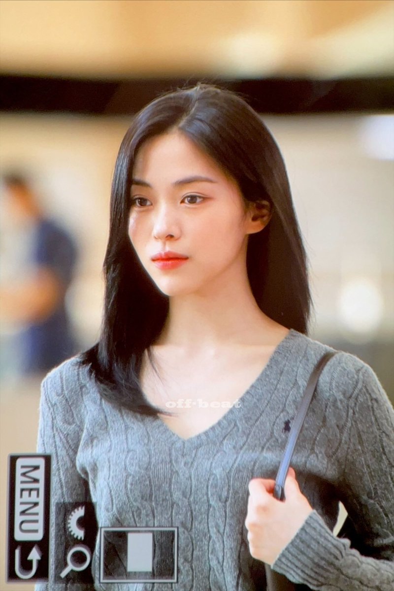 SRJ_Global's tweet photo. cafe daum | #RYUJINxPoloRalphLauren remains a hot topic with 50K+ views. Her appearance in @RalphLauren has prompted netizens to seek out the items.

"I'm going to buy a Polo knit.."

"Oh, is that a Polo bag too? I want to buy one"

🔗https://t.co/zkYv2VDbJR

#RYUJIN #류진 https://t.co/66oVrwUdtl