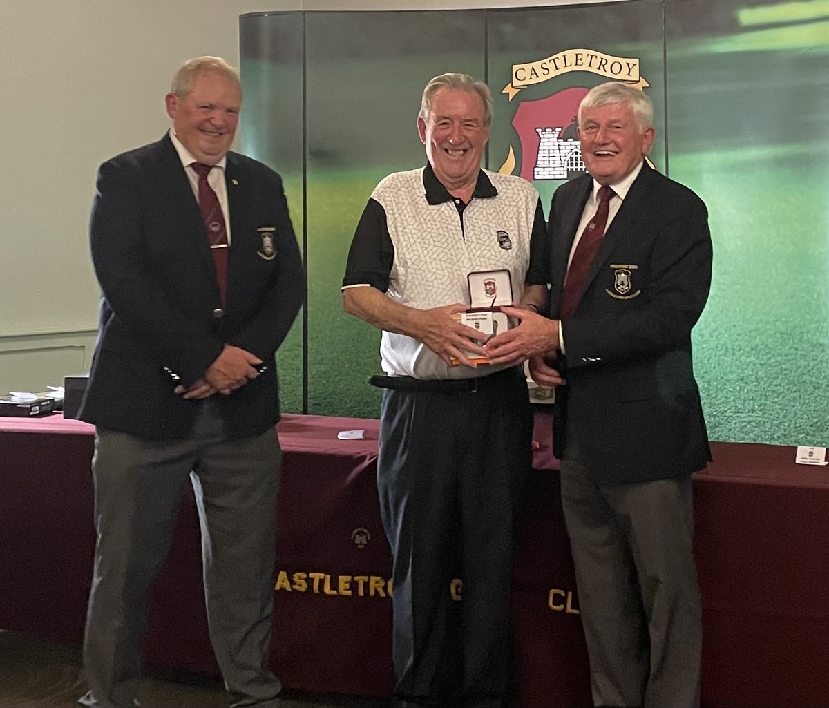 Congratulations to my Dad on his great win in the Presidents Prize ⁦<a href="/CastletroyGC/">Castletroy Golf Club</a>⁩ , still scratching my head at some of the great shots he played. Well deserved 🏆