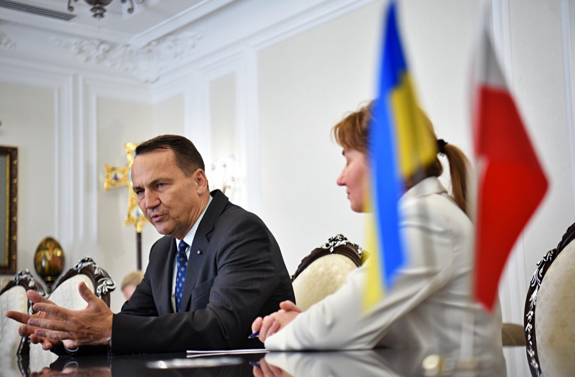 sikorskiradek's tweet image. Europejskie rządy powinny wstrzymać świadczenia socjalne dla mężczyzn z Ukrainy w wieku poborowym przebywających w ich krajach.