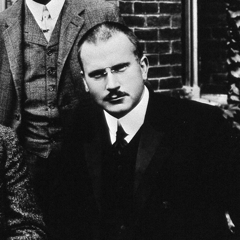 « بقدر مايمكننا أن ندرك، فإنَّ الهدف الوحيد من الوجود الإنساني، هو إشعال ضوء المعنى في مجرّد الوجود. »

——— كارل ج. يونغ.