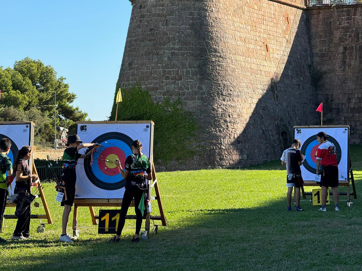 Un bonic matí assoleiat acull l’edició d’enguany del Trofeu Futurs Campions-futures promeses! Molt bones fletxes a tots i totes!  #futurespromeses #airelliure #barcelona #tirambarcbarcelona