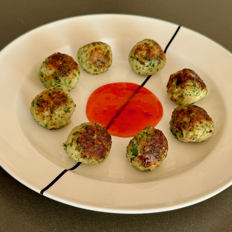 Fishballs with cilantro

Fishballs with cilantro are a surprising and slightly exotic appetizer. But you can just as easily serve them as a side dish.

#cilantro #pangasius #snack
surprising.recipes/2018/07/29/fis…