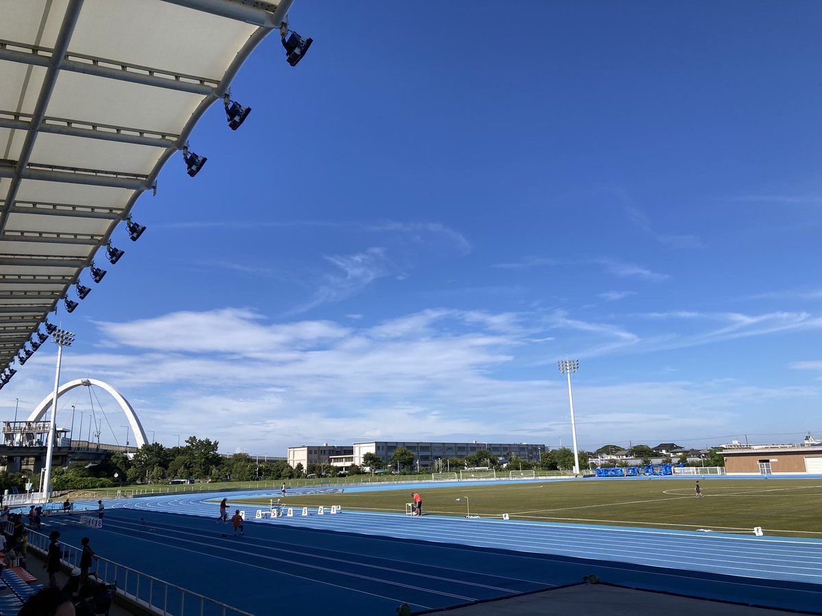 NkzSuic's tweet photo. 100mと50mともに、同じ子に負けて2位。

悔しくて、ゴール後一目散にトラックを後にしてました。

今日はわんこの誕生会^_^
シャトレーゼでケーキ待ちしてる後ろ姿がかわいい^_^ https://t.co/OQC4fmqoGa