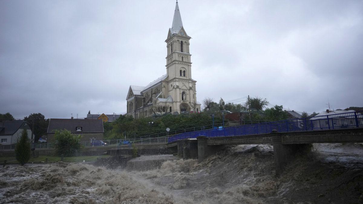 Thousands evacuated in Czech Republic amid severe floods euronews.com/2024/09/15/tho…