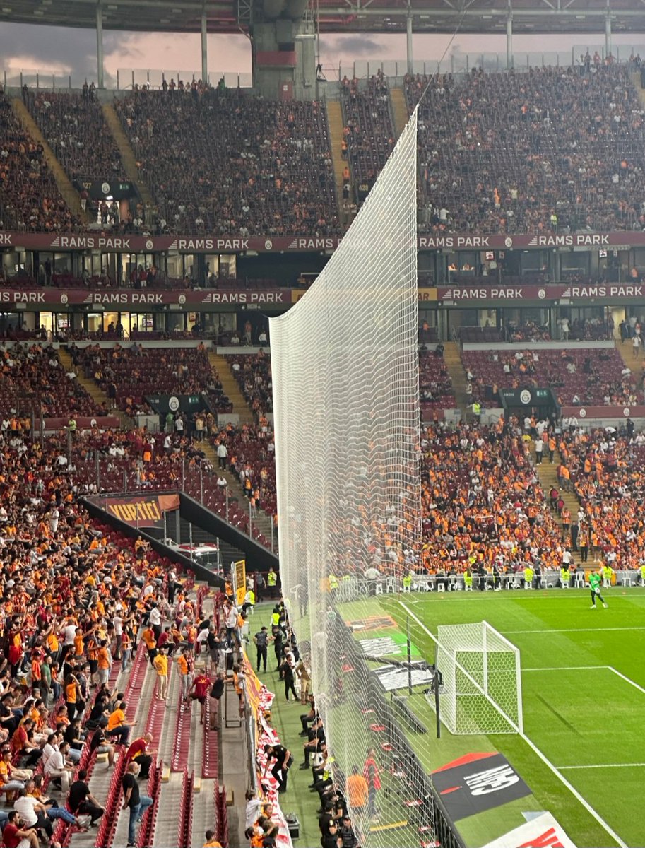 #GSvRİZ  en kısa süre de şu ağı halledin resmen sahayı göremiyoruz <a href="/GalatasaraySK/">Galatasaray SK</a>