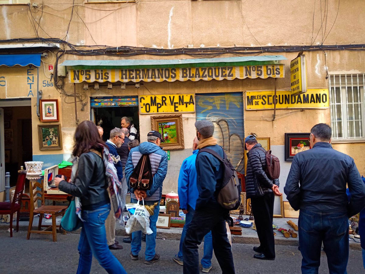 MadridDecadente's tweet image. 📌 Rastro de Madrid 

⬅️ 2022 // 2024 ➡️

Entre estas dos fotos no hay ni dos años de diferencia y aunque parezca difícil de creer,  es el MISMO LUGAR 

Donde antes había una de las tradicionales almonedas del Rastro, ahora hay un Airbnb