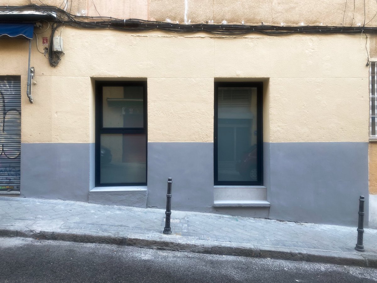 📌 Rastro de Madrid 

⬅️ 2022 // 2024 ➡️

Entre estas dos fotos no hay ni dos años de diferencia y aunque parezca difícil de creer,  es el MISMO LUGAR 

Donde antes había una de las tradicionales almonedas del Rastro, ahora hay un Airbnb