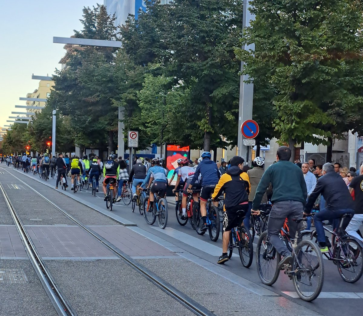 Colectivo Pedalea (@pedaleazaragoza) on Twitter photo Agradecemos también a <a href="/policiazaragoza/">Policía Zaragoza</a> otra víctima más de esta ordenanza antibici, ilegal y que les obliga a tareas administrativas ingentes e impropias de su labor.
El viernes colaboraron para que no hubiera incidentes. -Aunque las masas críticas se autogestionan con eficacia- Agradecemos también a <a href="/policiazaragoza/">Policía Zaragoza</a> otra víctima más de esta ordenanza antibici, ilegal y que les obliga a tareas administrativas ingentes e impropias de su labor.
El viernes colaboraron para que no hubiera incidentes. -Aunque las masas críticas se autogestionan con eficacia-