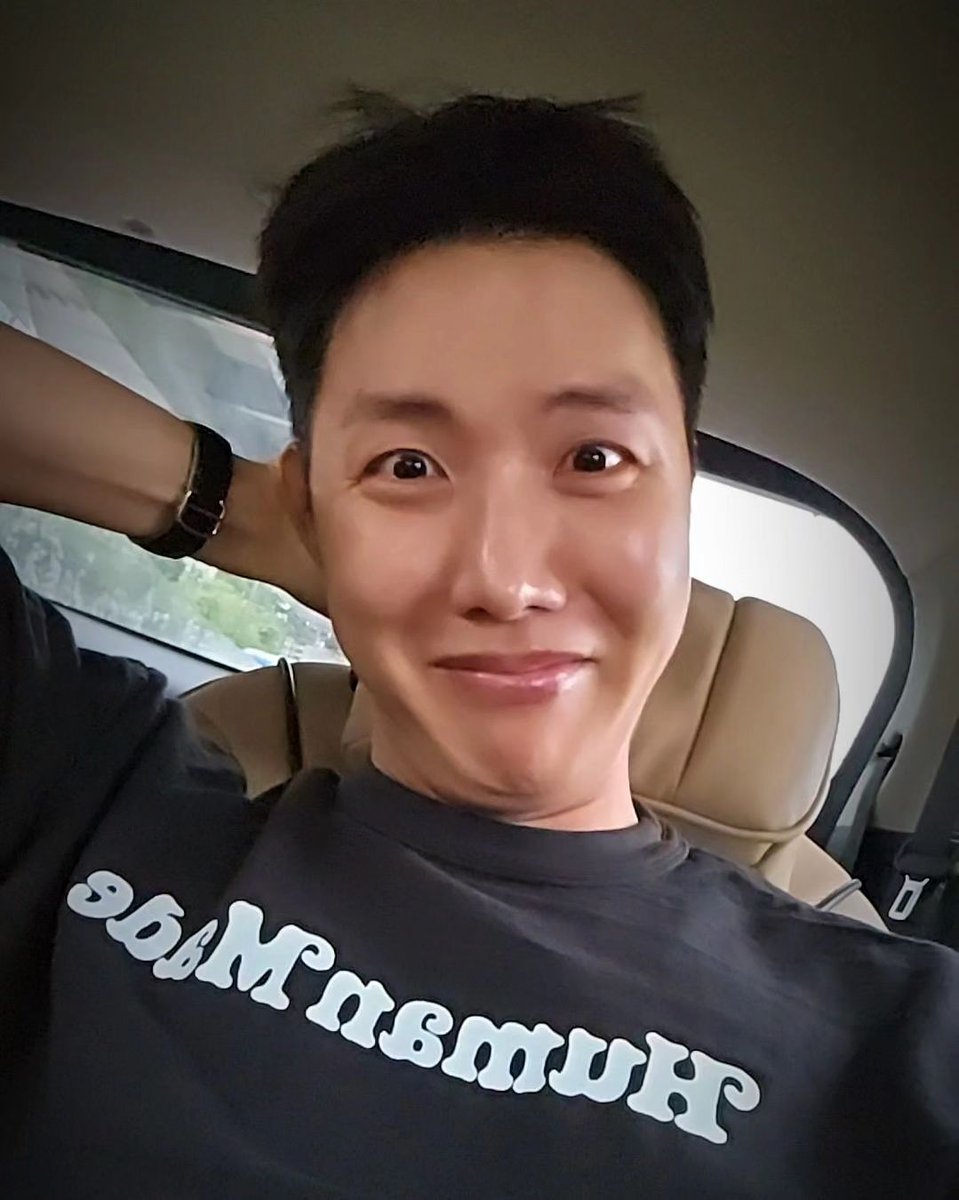 BTS_armyhope's tweet photo. 이브. https://t.co/BF27Nan9Sg