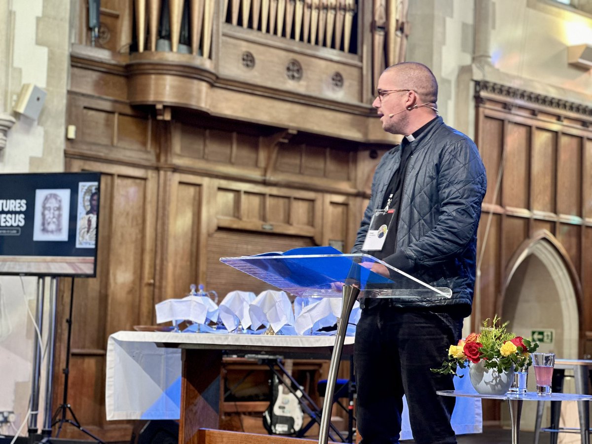 ❤️‍🔥🙌🏻 Happy Sunday friends! 

💖Craig is up this morning starting our new sermon series 'Pictures of Jesus'. You can watch live now, or come join us at the 11! 

🔗youtube.com/live/MPgrwRp9e…