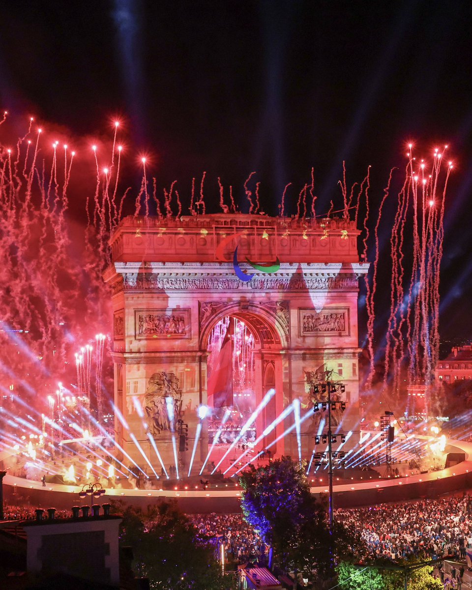 Paris2024's tweet image. Hier soir l’Arc de Triomphe a vibré, et nous a fait vibrer ! 🎆
Les artistes, les athlètes, le public, les Phryges et les Volontaires… tout le monde était au rendez-vous pour cet ultime moment de communion collective ✨
-
Last night, the Arc de Triomphe lit up, and so did we! 🎆…