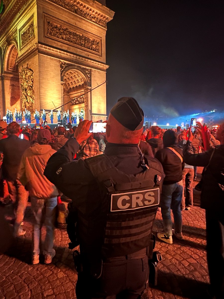 philbloch's tweet image. Vu hier soir au pied de l&apos;Arc de Triomphe 📷 ! Mêmes ceux qui nous protègent n&apos;échappent pas à l&apos;appel de l&apos;écran...
#paradedesathletes #jamaissansmonecran #TousConnectes
philippebloch.com