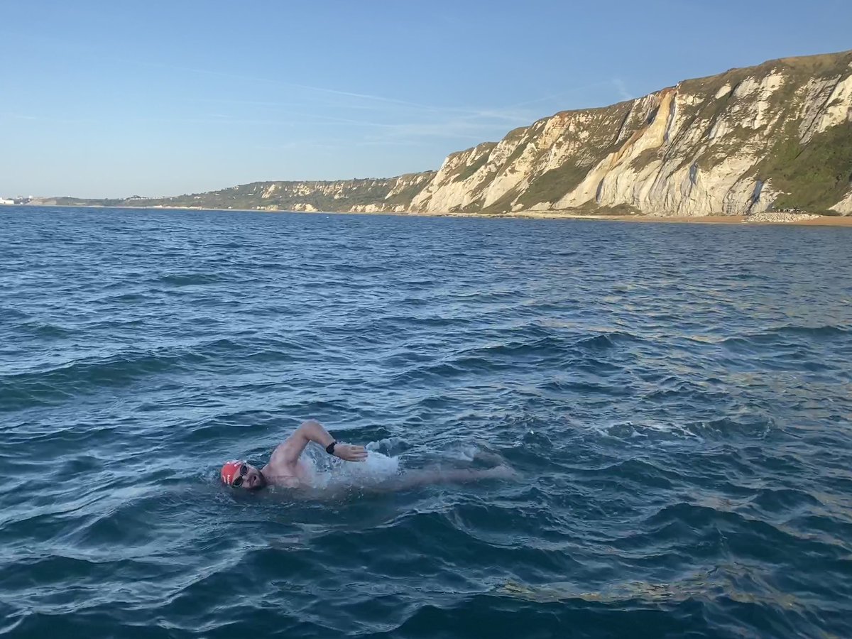 The Red Top Buccaneers have started their English Channel Relay swim from Samphire Hoe alongside Masterpiece (tracker: channelswimmingassociation.com/pilots/masterp…) <a href="/RedTopSwim/">RedTopSwim</a> <a href="/MasterpieceCha2/">Masterpiece Charters</a> <a href="/CSAswimmers/">Channel Swimming Association</a>