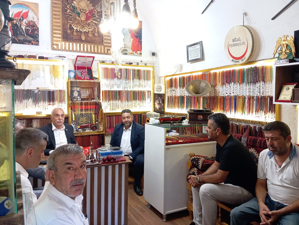Şanlıurfa nın gururu başhekimlik, belediye başkanlığı, milletvekilliği ve bakanlık yapmış, şu an iyi parti Ankara milletvekili sayın Ahmet Eşref Fakıbaba, gümrük hanında yeğenim Mehmet Tacir' in Hilal tesbihçilik mekanını ziyaret ederek bizleri şereflendirdi.