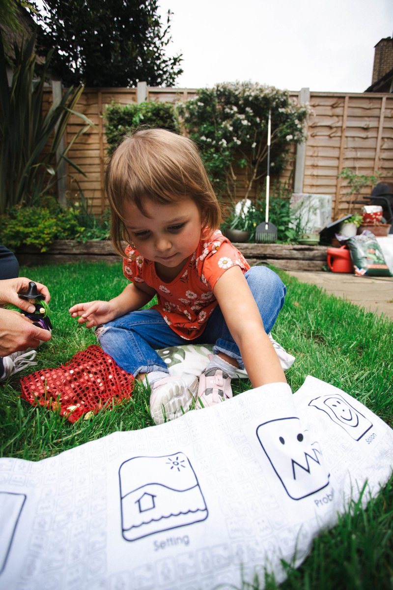 TalesToolkit's tweet image. Little hands reaching in to find what the problem might be! Our #SmallKit has handy pockets just the right size for small characters, toys &amp;amp; prompts. Easy to roll up &amp;amp; pop into the small bag to take out &amp;amp; about. #TalesToolkit #StorytellingMagic #CreativeKids #LearningThroughPlay
