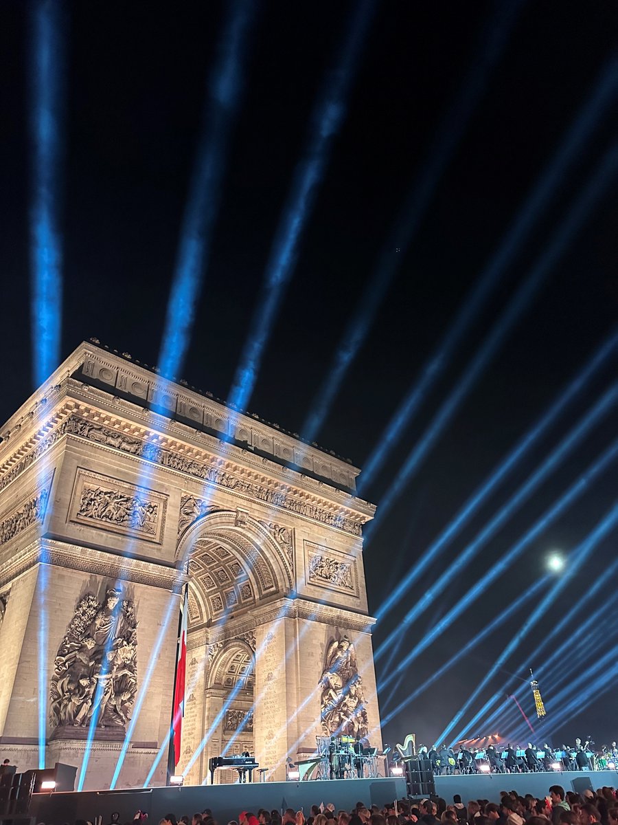 Que la France est belle quand elle arrête de râler et qu'elle se remet à croire en son avenir ! Vu hier soir au pied de l’Arc de Triomphe pour célébrer les athlètes des JO... Merci à eux !
#mindset #JO2024 #Paris2024 #optimismee #victoire #tenacite