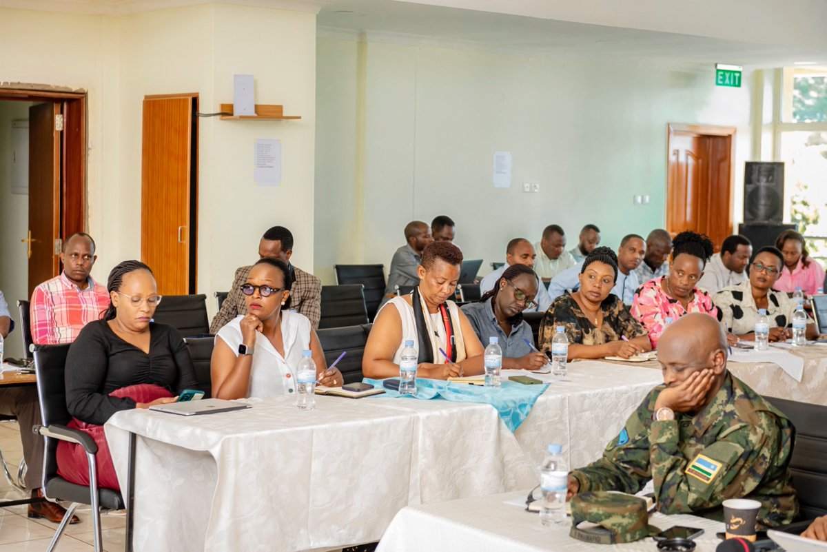 JadfKayonza's tweet photo. The second day of the retreat focuses on the 2024-2025 performance contracts (Imihigo), the implementation of development projects through collaboration between various institutions, the execution of recommendations from OAG , the security of citizens, and other related topics. https://t.co/upkjLDD6xD