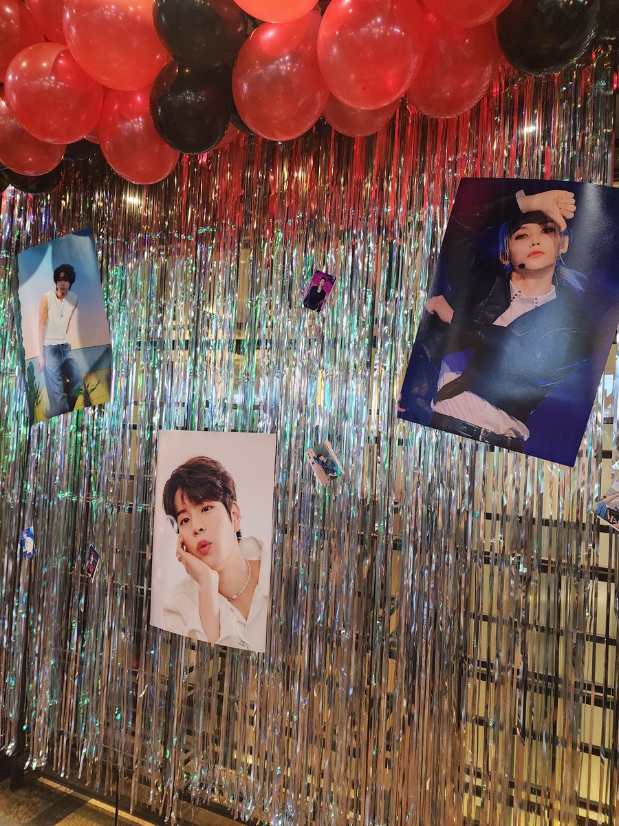 HJ_sunshineskz's tweet photo. คาเฟ่จัดสวยมากค่า😳💖
ทีมแม่มารายงานตัวค่ะ💖💙💖💙
#StraykidsBitrhdayCafe #Straykids #OneChanCafexStrayKids #ThreeManProud2000Line https://t.co/Iekk5qeBPn