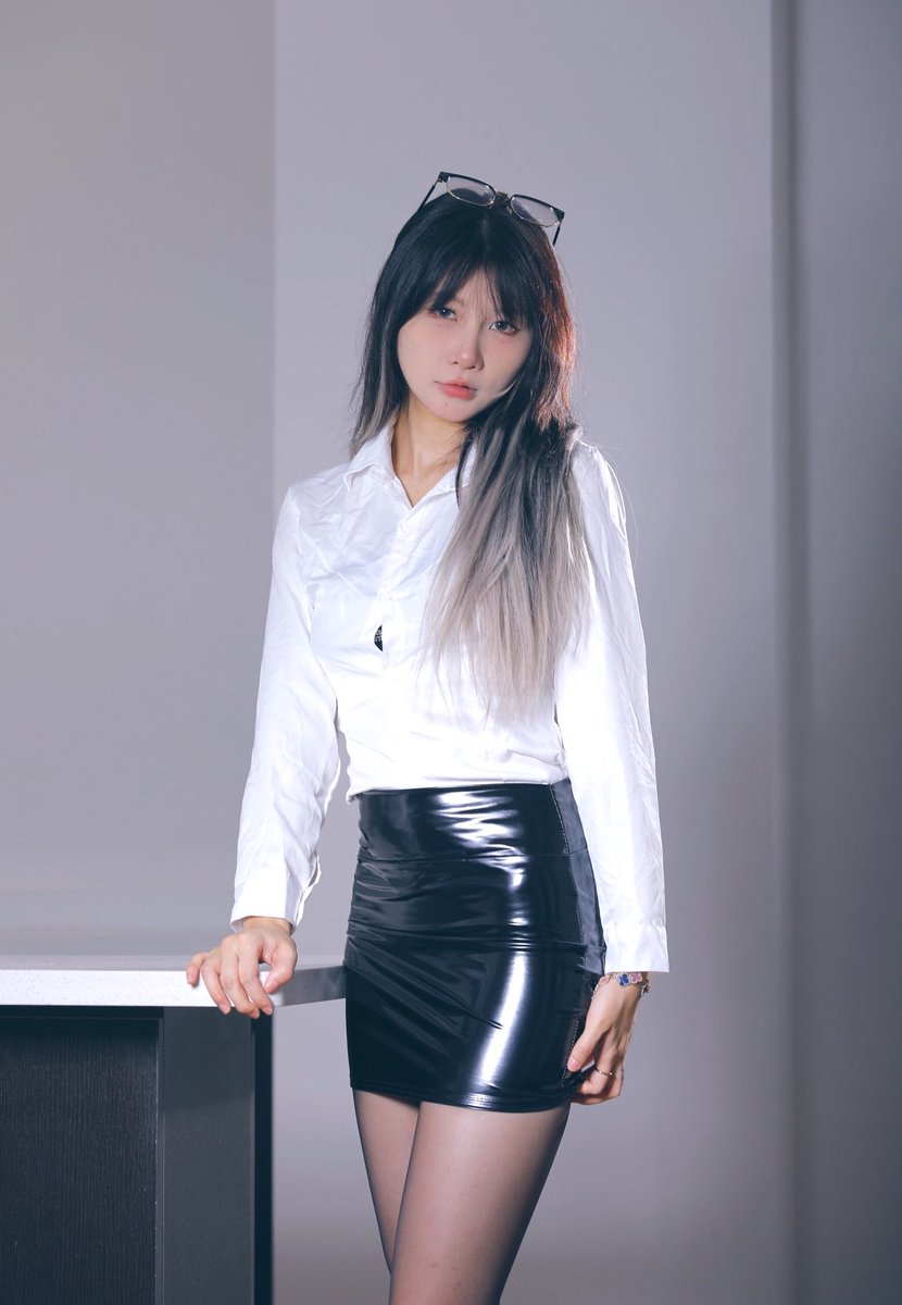 皮裙～黑丝～红色高跟鞋👠
再加上高颜值的模特爱了，今天刚拍的。 https://t.co/Ld65j8a80g