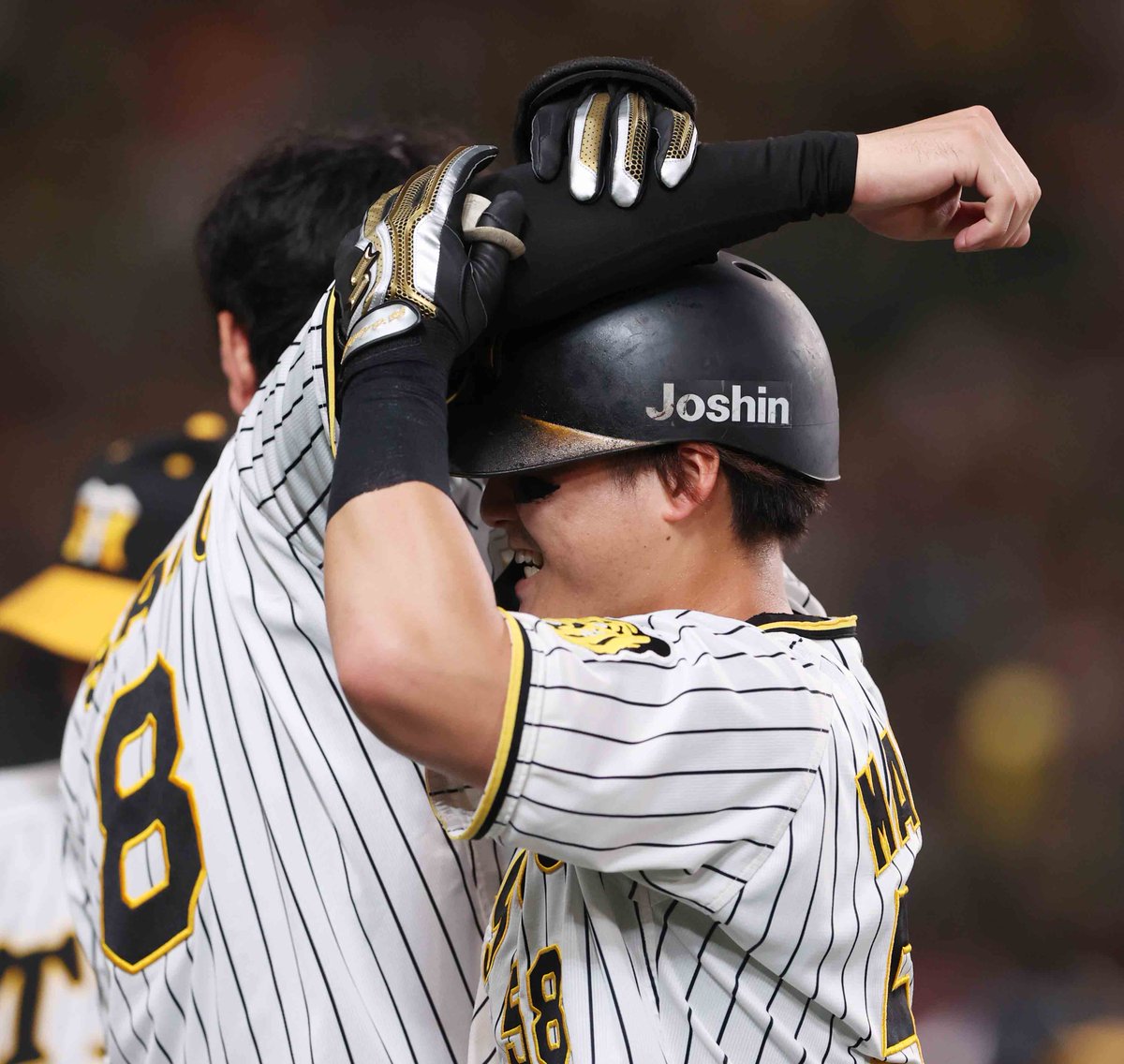 Sponichi_Tphoto's tweet photo. 勝ち越しソロを放ち ＃佐藤輝明 選手の腕に抱きつく 
＃前川右京 選手。 https://t.co/70CCaNw0GD