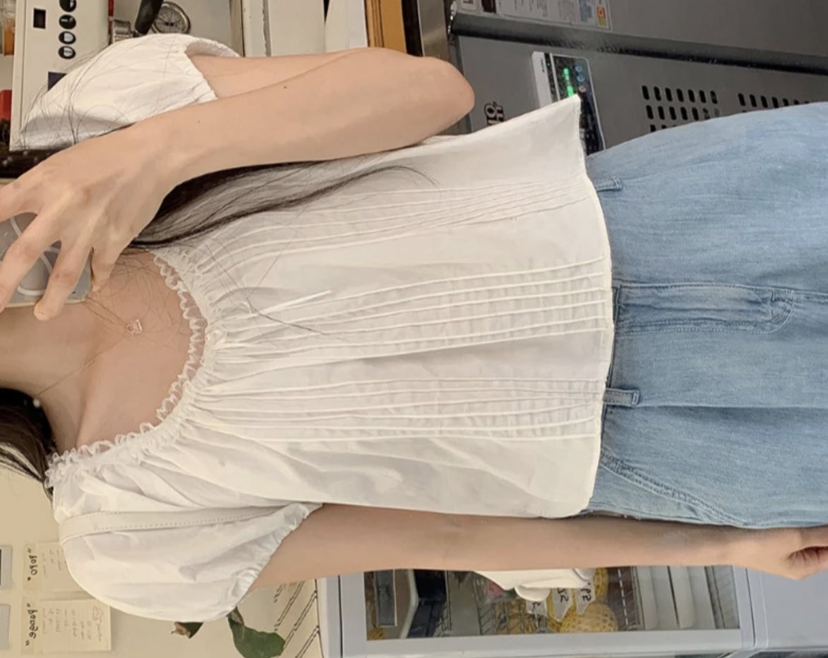 ถ้าใครสังเกตช่วงนี้เราใส่-ป้ายยาพวกเสื้อแขนพองๆ ทรงปล่อยๆ เน้นผ้าไม่หนา พลิ้วๆ มีดีเทลเป็นงานลูกไม้ จับจีบ ผูกโบว์ บ่อยมากๆ เพราะมันใส่สบาย ยิ่งสีพื้น ขาว ดำ หยิบมาใส่ได้บ่อยด้วย