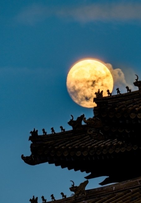 Deep__China's tweet image. Though miles apart, we share the same moon! Wishing you a happy #MidAutumnFestival! Take a glimpse of the moon as it shines over different parts of China🌕#MoonGazing