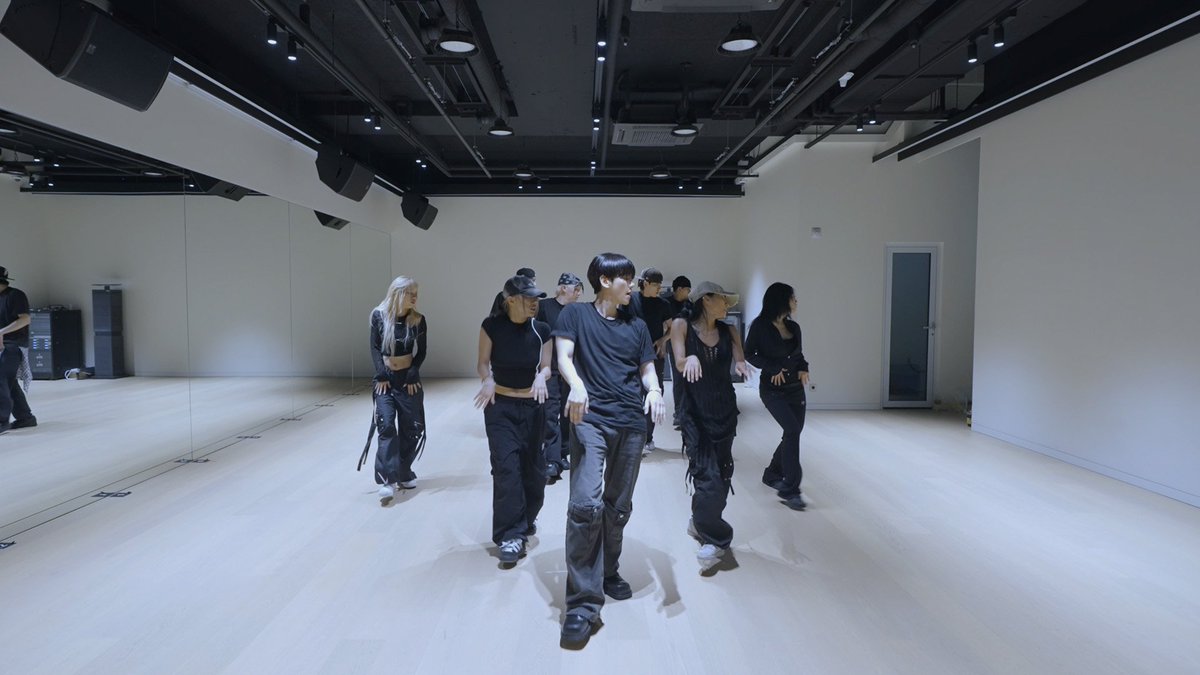 'Pineapple Slice' Dance Practice | 백현 (BAEKHYUN)
 
youtu.be/2YVVjK7LGJ4 
 
#백현 #BAEKHYUN #HelloWorld #PineappleSlice