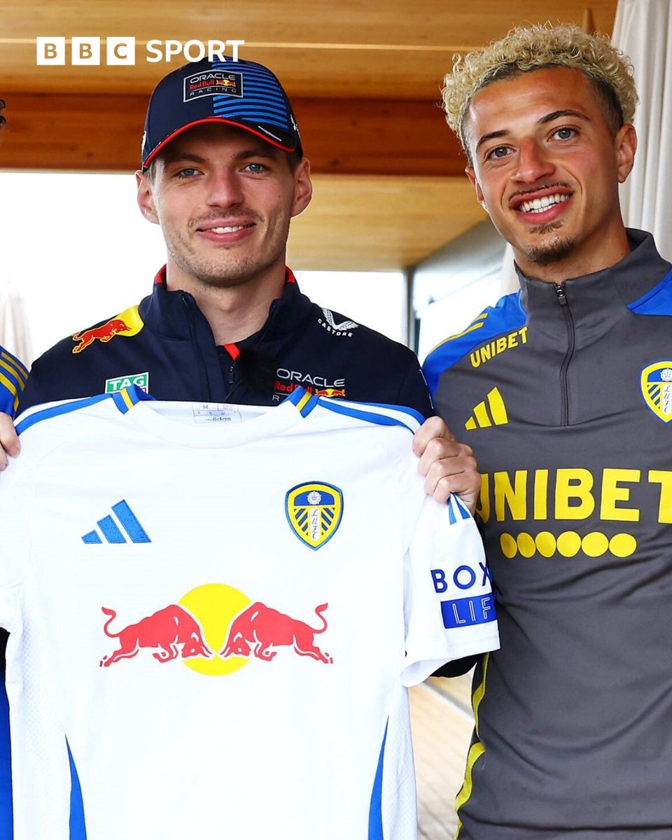 BBCMOTD's tweet image. Max Verstappen has not won a #F1 race since before July 9, when he held up this Leeds United shirt! 🤯 

No wins ❌
No poles ❌
One front row start 😬
Two podiums 👀

Jinxed! 🤷‍♂️ 

#BBCF1 #AzerbaijanGP