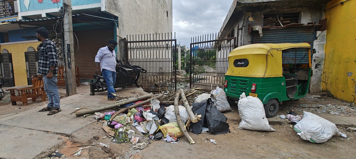 Vichi1104Kumar's tweet image. Hindu Rudhrabhoomi entrance Devara Jeevana Halli, Bengaluru 560045 became a dumpyard, it's a place where our beloved souls take their permanent rest, worshipping place, please take necessary to avoid this.
#BBMP #BBMPCares 
#DKShivakumar #bbmpadministrator #bbmpchiefcommissioner