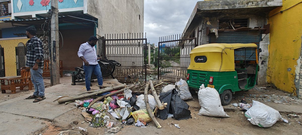 Vichi1104Kumar's tweet image. Hindu Rudhrabhoomi entrance Devara Jeevana Halli, Bengaluru 560045 became a dumpyard, it's a place where our beloved souls take their permanent rest, worshipping place, please take necessary to avoid this.
#BBMP #BBMPCares 
#DKShivakumar #bbmpadministrator #bbmpchiefcommissioner