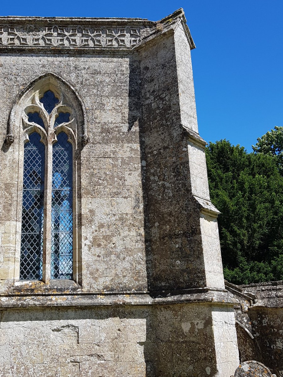 TheHistoryMouse's tweet image. Mouse&apos;s #AlphabetChallenge #WeekKforKnowledge. Not so very long ago this was a church window. Now it&apos;s a 2-light window with hoodmould and headstops, pointed cusped lights and flowing Decorated-style tracery with cusped mouchettes. Mouse not sure she feels better knowing that