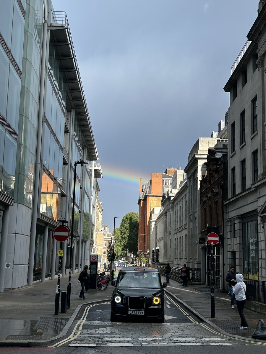 NaturalNav's tweet photo. 4pm. Which way are we looking- N, E, S or W? Answer… spoiler alert…
Rainbow points to sun being low behind our right shoulder. Answer… we are looking east. #naturalnavigation #secretworldofweather #thesecretworldofweather #cloudspotting #weatherlore https://t.co/6el5zL1TvF